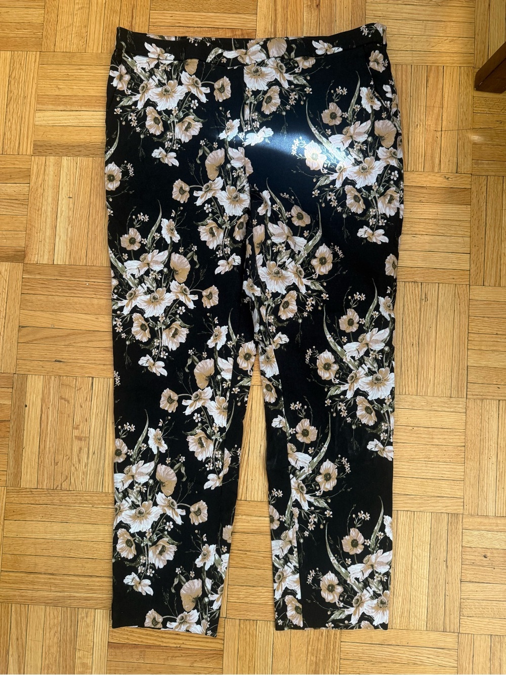 Jules and Leopold Women's Black Floral Capris